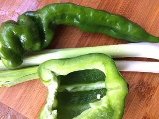 辣子蒜苗回锅肉,辣子蒜苗洗净备用