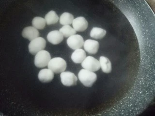 松阳小吃“说来”,放入开水锅里。开始煮汤圆。