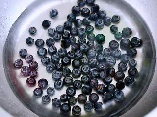 蓝莓葡萄甜汁,同样的方式,把蓝莓用淡盐水浸泡10分钟后,用清水冲洗干净。