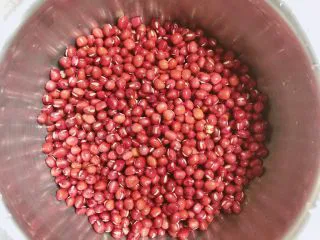 玫瑰花蜜红豆沙,准备好红豆，需提前侵泡6-8小时。