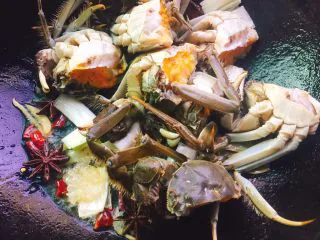 家常菜+红烧大闸蟹,倒入大闸蟹