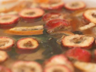 【酸梅汤】最正宗的古法酸梅汤,是烟熏味的,用清水浸泡二十分钟;