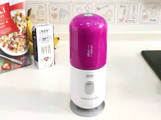 火龙果香蕉奶昔,启动搅拌杯,搅拌均匀。