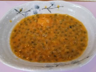 百香果+芒果苹果汁,抠出瓤倒入碗里(如图)