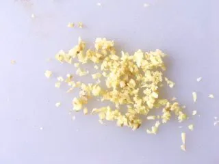 养生之姜汁红糖水,将生姜去皮洗净后切碎