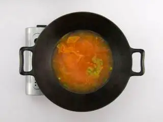 番茄烧菜 竟也有那么多小技巧,2-5 捞出金针菇，撒葱花出锅