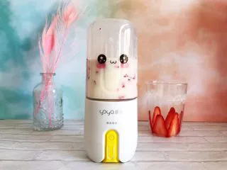 粉嫩少女心～草莓酸奶昔,然后倒扣上榨汁机主机部分，拧紧