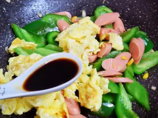 青椒火腿肠炒鸡蛋,加入生抽