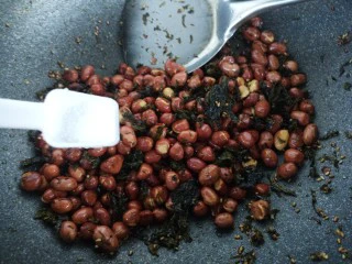 风味炒花生米,加一勺盐。