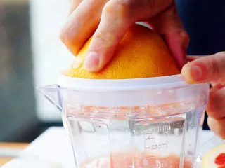 夏日红柚季！比基尼少女的鸡尾酒,红西柚对半切开，用榨汁器挤出果汁，约200ml