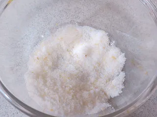 法式小甜点【椰蓉柠檬小方】,用手搓揉,使柠檬味充分释放