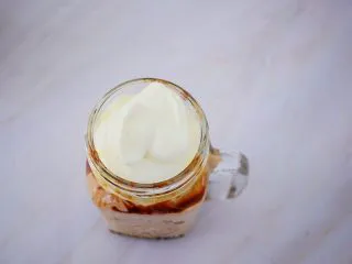 自制脏脏珍珠奶茶奶盖,再把奶盖加入到奶茶上