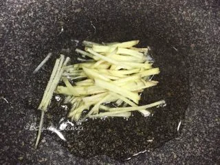 牛肉快手菜—姜丝牛肉,热锅倒油，油热后加入姜丝翻炒