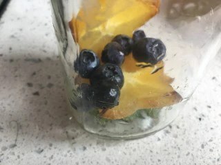 蓝色之恋 夏日饮品,放入水果