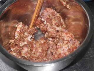 老北京小吃之“干炸小丸子”,以上调料添加好后,用筷子顺时针搅拌均匀。