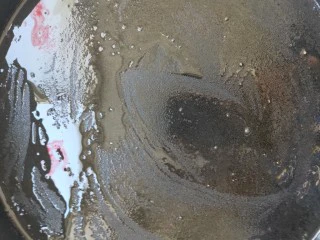 街头手抓饼的吃法----懒人必备早餐,电饼铛倒入适量的油,用刷子均匀涂抹开,下档打开预热1-2分钟。