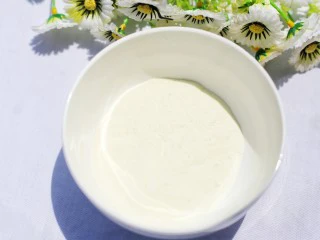 做法无敌简单的冰淇淋,奶粉放入碗中。