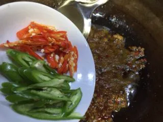 蚂蚁肉沫焗香辣花菜,放入辣椒稍炒