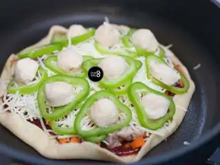 没有烤箱照样做出香浓芝士风味薄底披萨,一层食材,一层芝士,再一层食材,再一层芝士,这样才是满满的罪孽,哦不,美味~~~