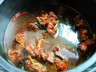 家常菜+酱骨肉,关火可以泡上两个小时左右更好吃。