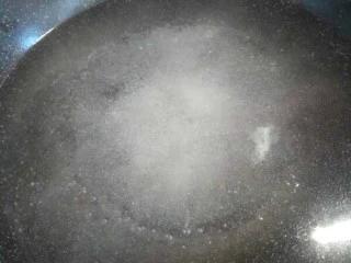 蒜蓉粉丝娃娃菜,锅中放水烧开，放一点盐一点油