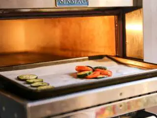 南法风味香煎银鳕鱼,节瓜,西红柿,茄子。交叉摆成圆形,撒上百里香 ,橄榄油 烤箱200度,5分钟。