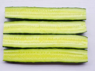 低脂爽脆开胃下饭的腌黄瓜条,对半切开。