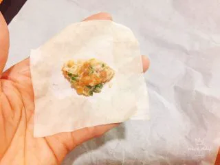 福州特色小吃+肉燕,取出燕皮，将馅放入中间