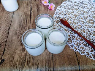 #冬喝暖饮夏吃冰#健康低卡-芒果酸奶昔,装入消过毒的酸奶瓶中,盖上盖子,凉后放入冰箱冷藏保存。