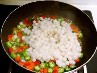 风味独特的 杂蔬炒珍珠丸子,加入煮好的珍珠丸子，翻炒均匀