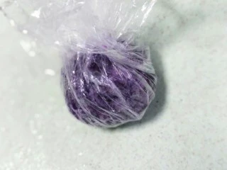 不需要任何模具的小吃,铺上保鲜膜，倒入紫薯泥和山药泥，包起来，拧一拧