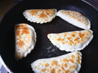 韭菜鸡蛋盒子,出锅开吃吧。 