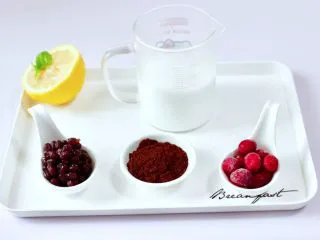 蜜豆椰奶冰果冰咖啡,首先备齐所有的食材。