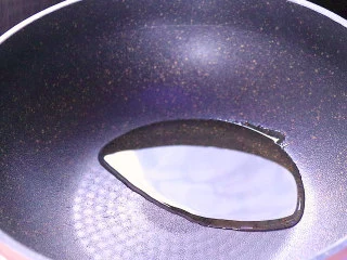 最开胃的下饭菜毛豆炒肉末,炒锅中放入色拉油适量,加热至八成热。