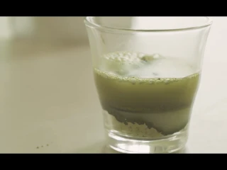 夏日特饮—红豆抹茶拿铁,加入50ml热水，搅拌均匀