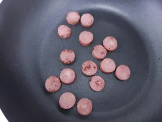 （创意菜）老干妈风味咸鸭蛋酒肠三明治,同样是表面微焦即可