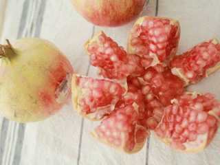 石榴气泡鸡尾酒,像花瓣状掰开石榴