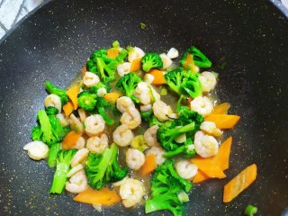 西兰花炒虾仁,料酒，炒匀即可