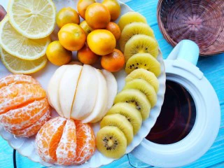 自制高颜值低卡水果茶,倒入水果，