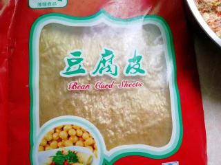 豆腐皮粄~客家小吃,取一片豆腐皮,过一下凉水,软化一下,方便包