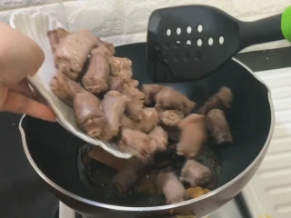 解馋小吃辣鸭脖,炒出香味 倒入鸭脖 翻动几下