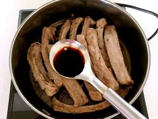 东北风味 密制香辣大肋排,加入1勺生抽,加入1勺白糖,加入精盐