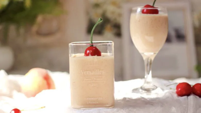 水蜜桃车厘子奶昔