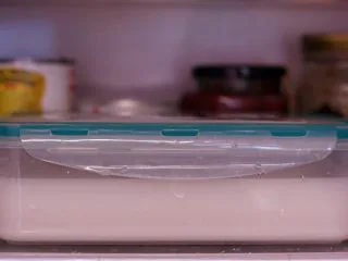 陕西小吃—凉皮,将洗面水倒入保鲜盒中冷藏至少六个小时