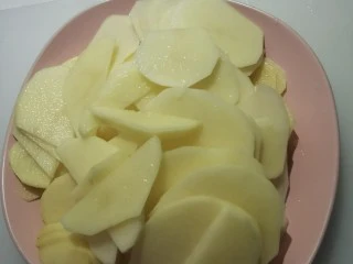 贵阳小吃洋芋粑,切片。经量薄一点。方便蒸熟