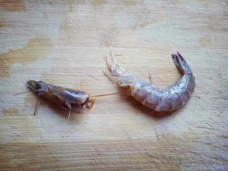 #东南亚风味的#椰汁咖喱虾,去虾头，去虾线，去虾皮，依次做完。将剥好的虾仁冷水洗干净，淋干水份。