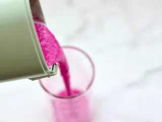 火龙果蔓越莓麦片酸奶昔,榨好的奶昔倒入自己喜欢的杯子里。