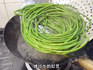 鲜香味美的风味豇豆鸡蛋饼教程,捞出冲凉控水。