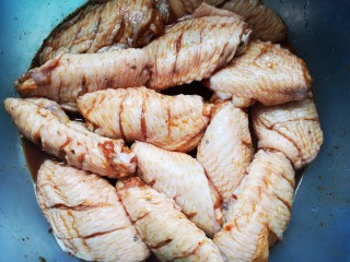 川香麻辣风味烤翅,倒入准备好的鸡翅中