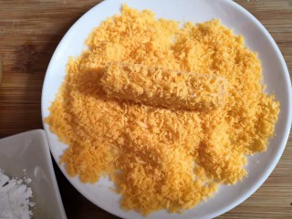 十味 香酥南瓜条,把南瓜条均匀的裹上面包糠。